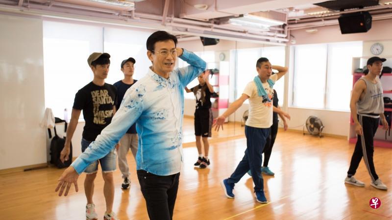 郑少秋（左图）和汪明荃积极健身、排舞。（互联网）