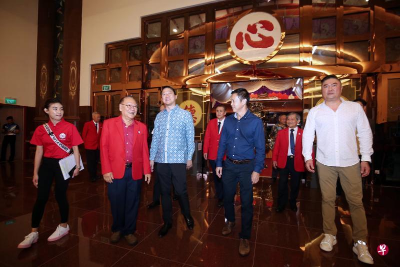 德教太和观三庆庆典晚宴主宾卫生部兼交通部高级政务部长蓝彬明医生（右三）和三巴旺集选区国会议员林伟杰医生（右二），在德教太和观主席李锦祥（左二）和副主席陈积光（右一）的陪同下参观了太和观建筑。（萧紫薇摄）