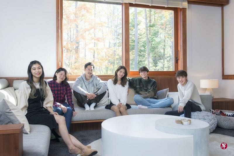 日本真人秀节目《双层公寓》让六名年轻素人男女共同居住在一栋豪宅内，以无剧本的方式展开日常生活。（互联网）