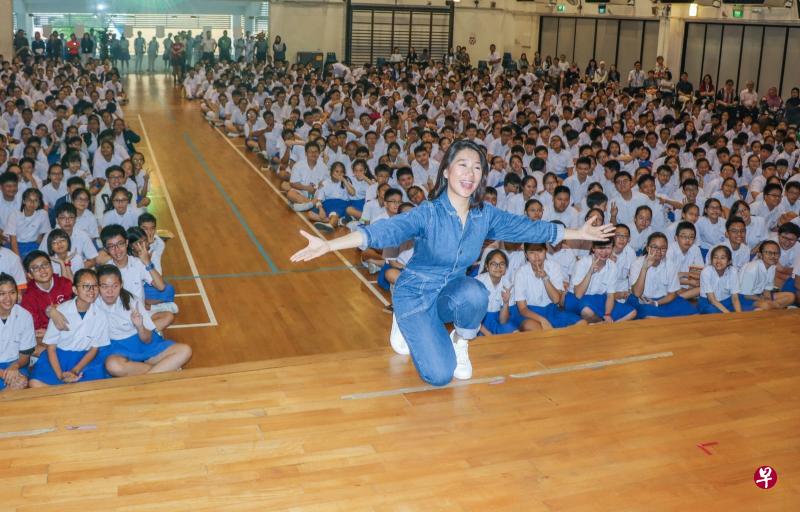 本地艺人李心钰与千名华义学子合影留念。（华义中学提供）