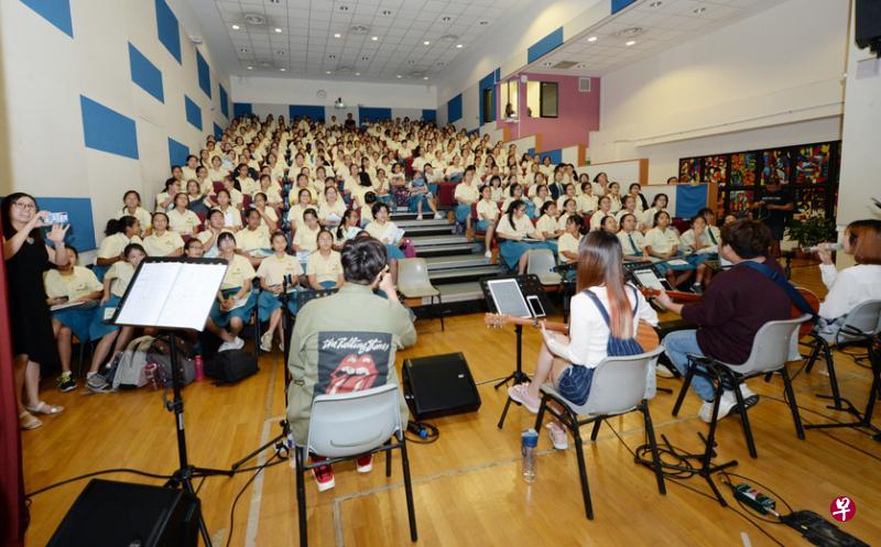 克信女子中学学生开心参与音乐分享会。（潘丰源摄）