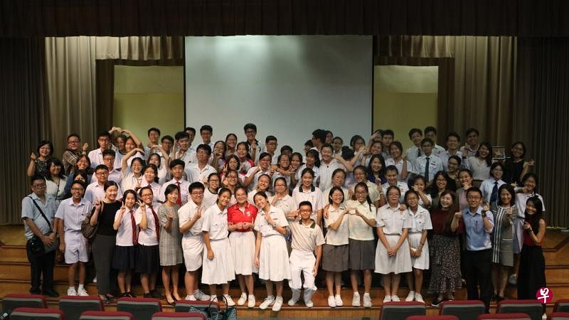 南华中学学生以轻松愉快的方式探索新加坡文学。（南华中学提供）