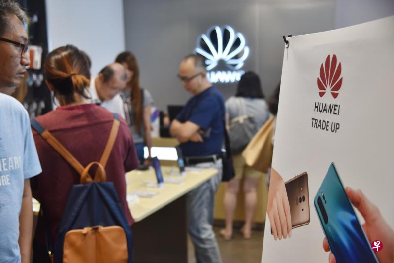 一些手机店仍会接收二手华为手机，但价格下降200元至300元。 （海峡时报）
