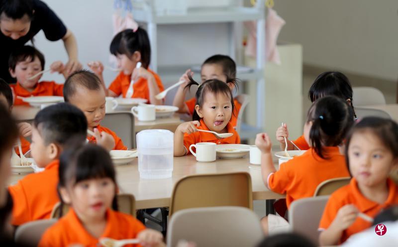 职总优儿学府的幼乐园婴幼儿教育中心内置专业厨房，为孩子们提供营养均衡的美味膳食。（严宣融摄）