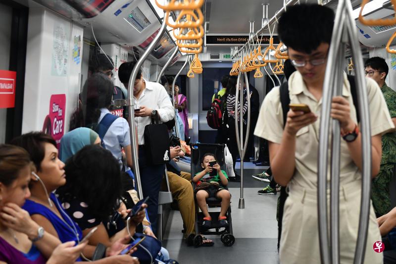 陆交局明年将在其中一条地铁线试行“优先车厢”计划，协助有需要乘客更容易找到座位。（档案照）