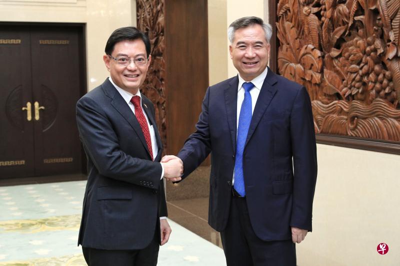 新加坡副总理兼财政部长王瑞杰（左）昨天在广州会见中共政治局委员、广东省委书记李希。（通讯及新闻部提供）