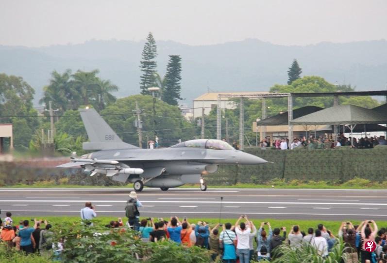 F-16V战机今天在彰化参加“战备道起降实兵操演”，吸引观众拍照留念。（自由时报）