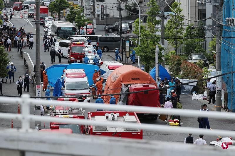 持刀伤人案发生后，日本警方封锁现场进行调查。（法新社）