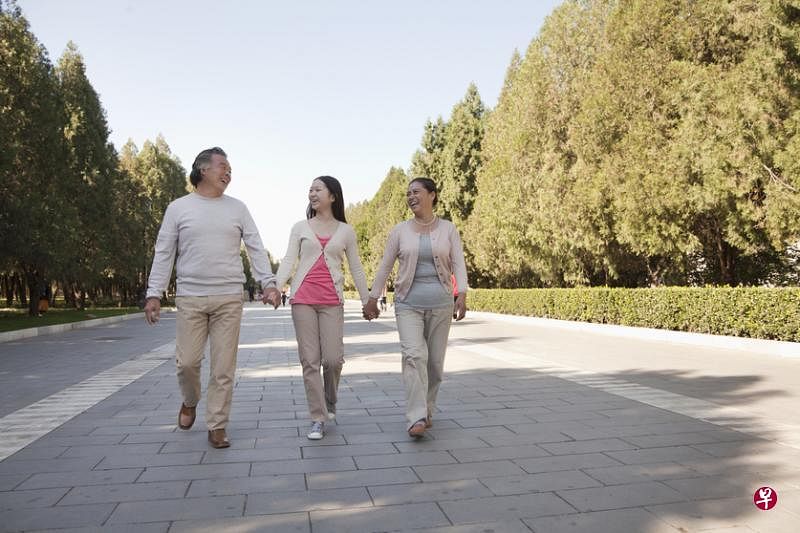 带着父母出国旅行，行程不可排得太紧密。（iStock图片）