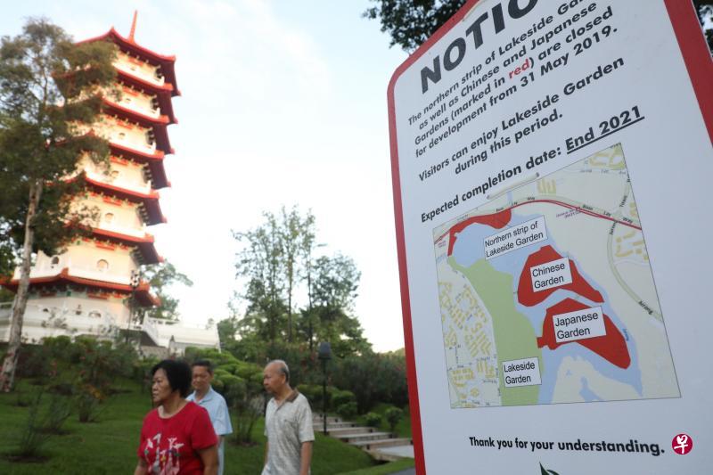 裕华园及星和园昨晚正式关闭，开始为期两年的装修工作，习惯到裕华园晨运的公众说他们日后须绕远路才能到附近的湖畔花园。（邝启聪摄）