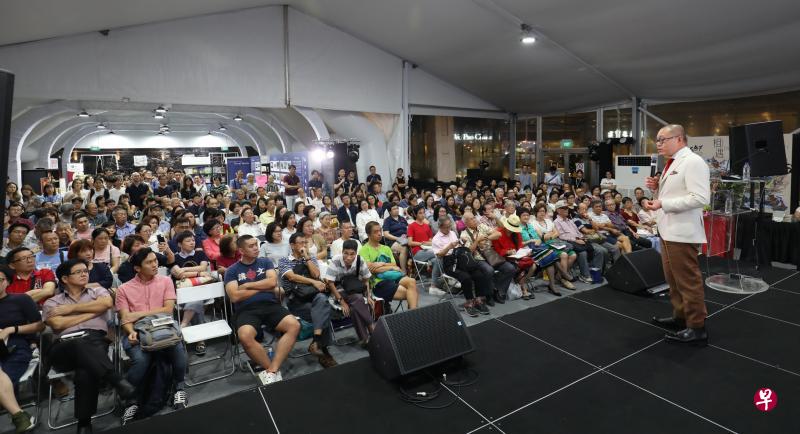 在长达两小时的演讲与交流中，梁文道以清晰的思路，分享他对中港台新社会现象的见解，引发在场观众的共鸣。（邝启聪摄）