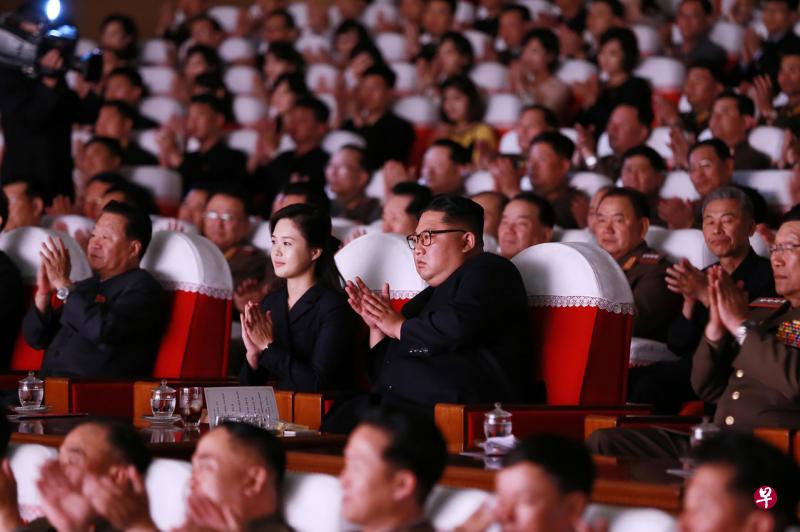 6月2日，金正恩和夫人李雪主观赏了军属艺术小组竞赛的获奖节目。（法新社/朝中社） 