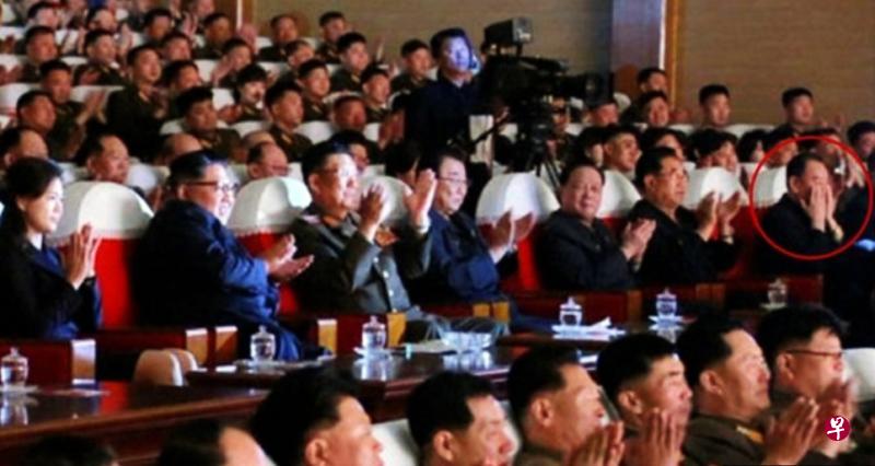 前天朝鲜有一场艺术表演，金正恩夫妇到场观赏，金英哲（红色圆圈）在场陪同。（互联网）