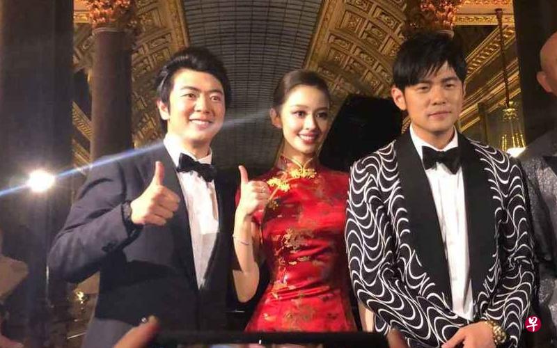 周杰伦（右）和新郎、新娘合照。（互联网）
