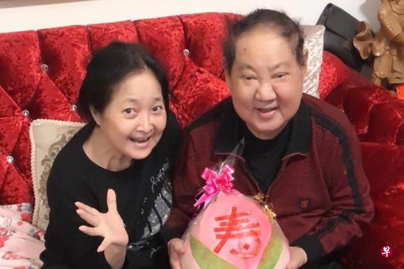 马如龙（右）今年4月庆祝80大寿时气色不错，左为妻子沛小岚。（互联网）