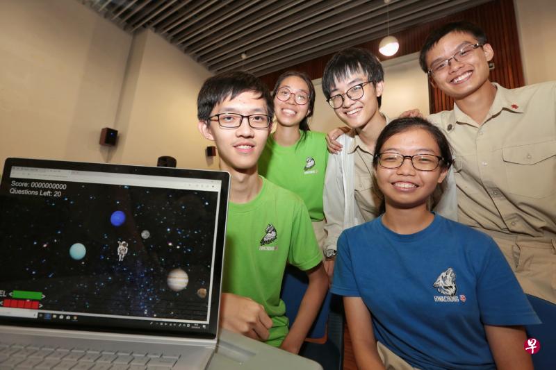 华中天文学会会员设计天文游戏软件，要让学生以轻松方式了解天文学知识。左起顺时针为周怡波、马君仪、杨雨辰、林瀚周和林嘉琪。（徐颖荃摄）
