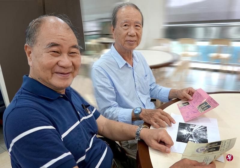 蒋援朝（左）与蒋哥哥黎金看着“大字”，回忆60年前从中国南来受禁在棋樟山往事。（白溪君摄）