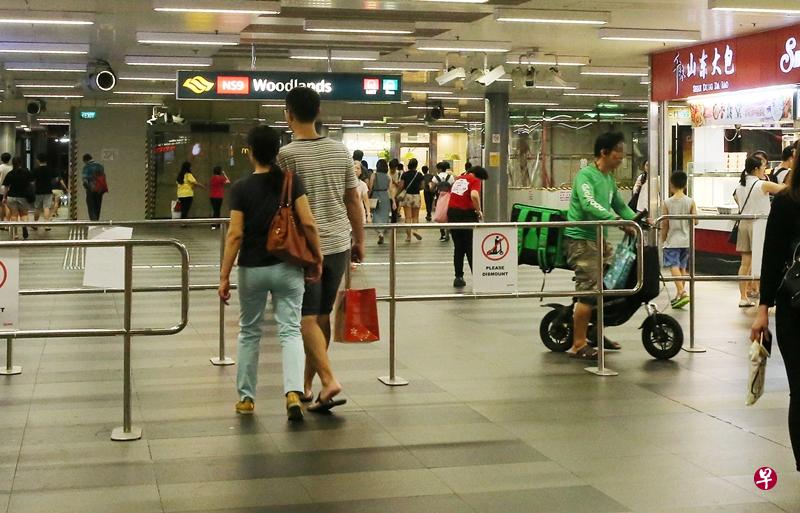 兀兰地铁站增设栏杆及告示牌，不少骑士依然故我。（刘启成摄）