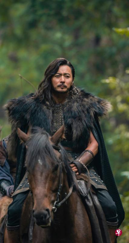 张东健饰演战争英雄妥坤。（Netflix提供）
