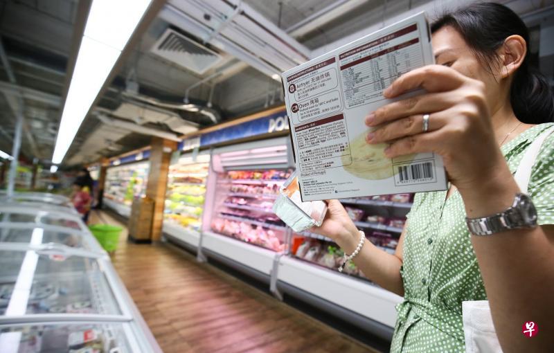 目前一些包装食品如糕点和蛋糕成分含有“partially hydrogenated oil”，也就是俗称的反式脂肪。到了2021年，这类食品如果要继续在本地售卖，就须完全去除此成分。（陈斌勤摄）