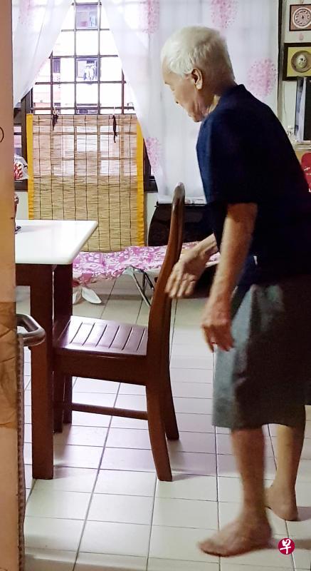 阿嬷的手提包就搁在餐桌椅上，结果清洁工闯入偷走。（蔡振鸿摄） 