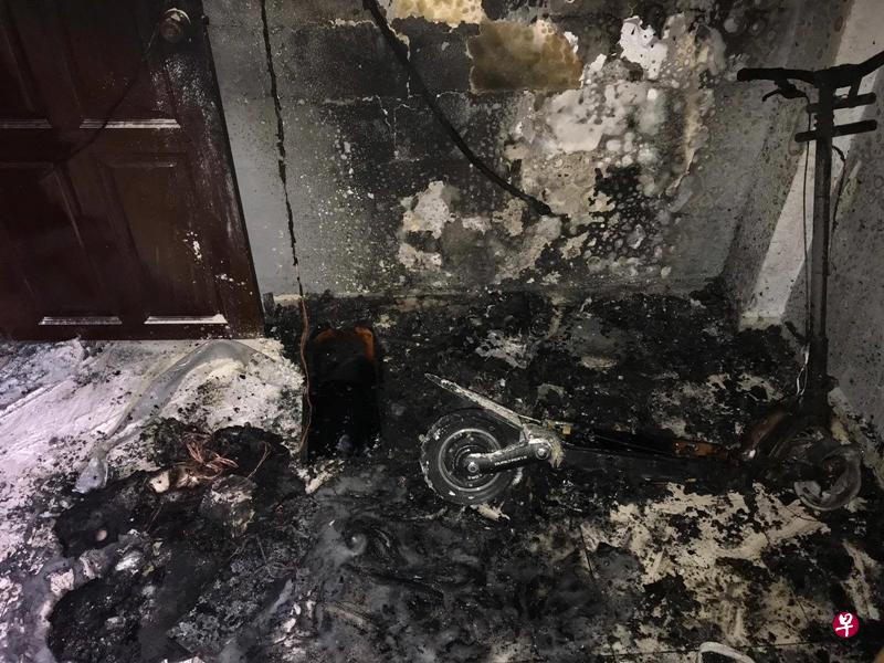 宏茂桥3道第301座组屋六楼单位的火患由正在充电的个人代步工具电池所引起。（取自民防部队面簿）