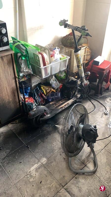马林台第52座组屋的一间13楼单位发生涉及个人代步工具的火患。（取自民防部队面簿）