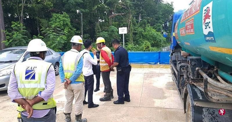 油槽车司机因“偷吃油表”触犯诈欺罪，当场被捕。（取自面簿）