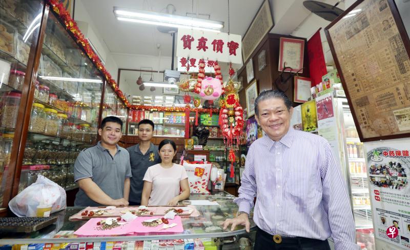 刘耀万（右一）在美芝路经营传统中药店，并任药店诊所中医师。（右二起）店长周选苗、职员李合喜与陈振隆。（庄耿闻摄）