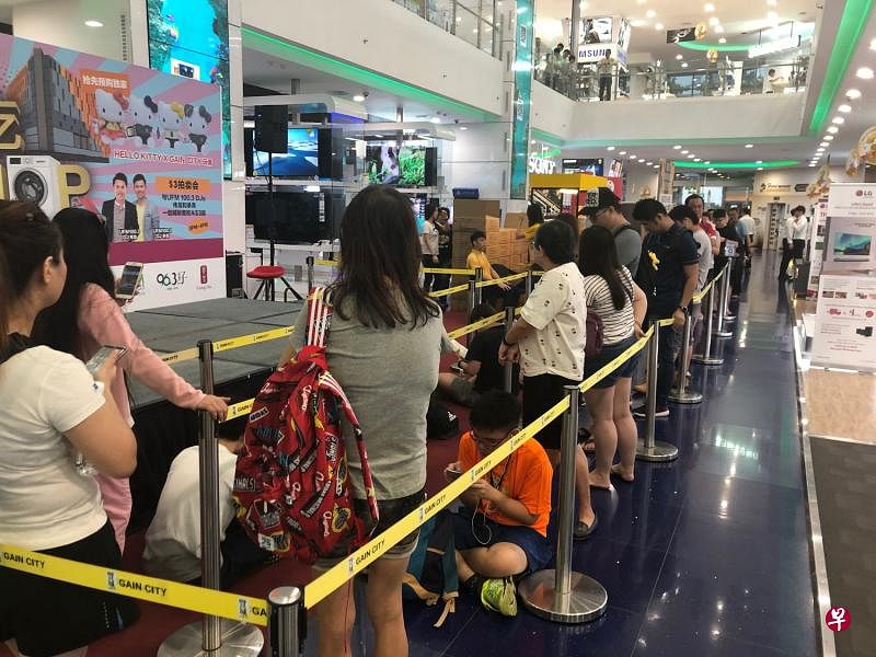 Hello Kitty迷星期天一早，就在丰城双溪加株霸级旗舰店排队，购买预订的丰城Hello Kitty玩偶。（商家提供）