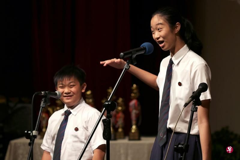 冠军得主黄建豪（左，13岁）与毛亦沁（右，14岁）合力表演原创相声《开埠200》。