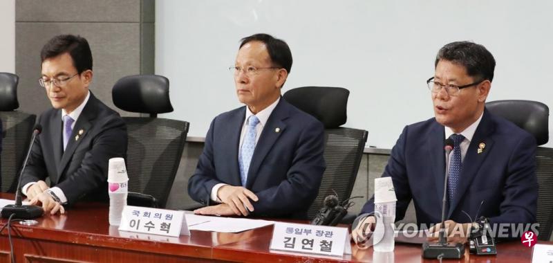 6月12日，金炼铁（右一）出席与民主党议员的党政协议会并发言。（韩联社） 