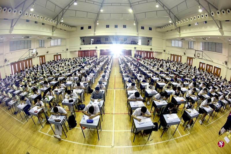 我国中学教育分流制在2024年起取消后，首届毕业生将领取全新的“新加坡—剑桥中学教育证书”。（档案照）