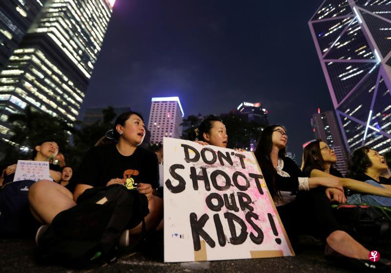 昨天傍晚在港岛金钟出席“香港母亲反送中集气大会”静坐活动的示威者。（路透社）
