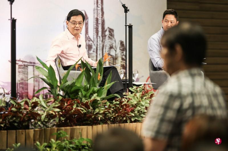 副总理兼财政部长王瑞杰在“群策群力，共创未来”对话会上说，第四代领导团队将与国人一同打造一个“不断以行动彰显民主的社会”。（梁伟康摄）