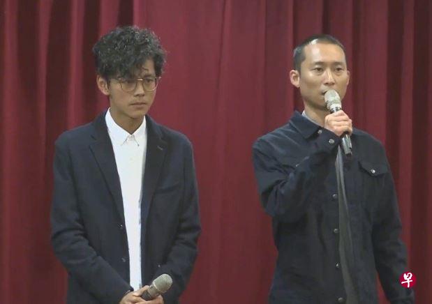 阿翔（左）在浩子陪同下开记者会，为自己偷腥事件道歉。（互联网）