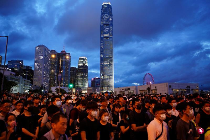 大批示威者昨晚聚集在香港岛中环龙和道，要求特首林郑月娥下台和撤回《逃犯条例》修订草案。（路透社）