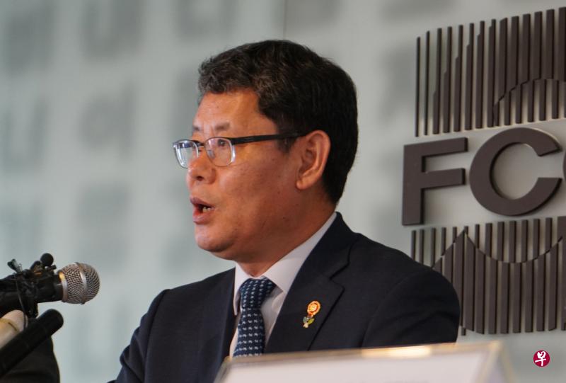 6月4日，韩国统一部长官金炼铁针对驻韩外媒举行记者会，发布把韩朝非军事区发展为和平旅游地的计划。（中新社） 