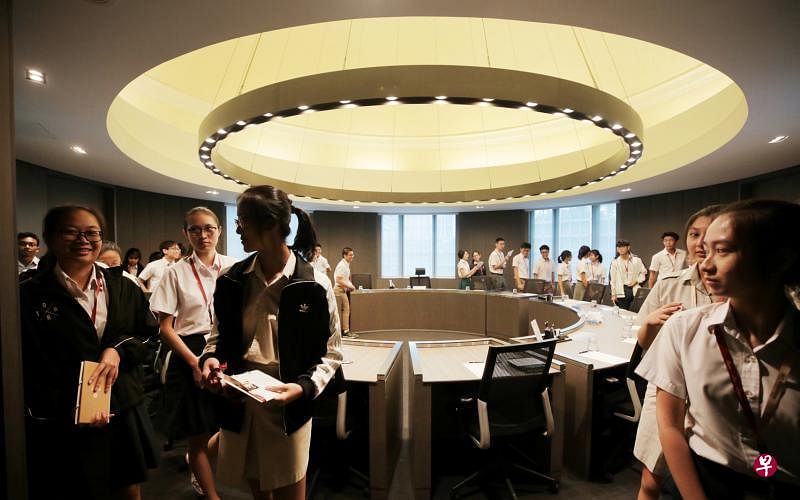 约50名“新加坡公约青年大使”参观麦士威国际争议解决中心的一个大型会议室。（海峡时报）
