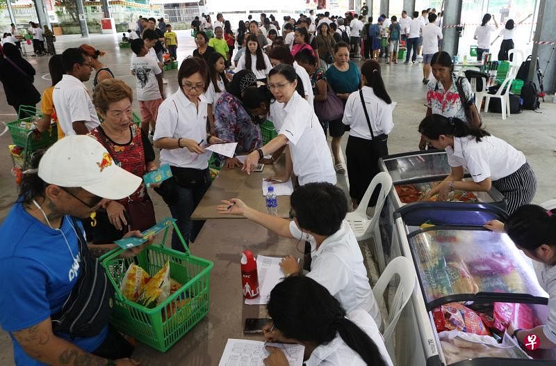 希望超市有多达51种食物和日用品供受惠人士选择，共有450个低收入家庭从该活动中获益。（林泽锐摄）