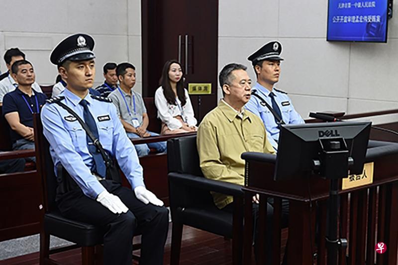 孟宏伟（中）受贿案昨天在天津法院开庭一审。（法新社／天津市第一中级人民法院）
