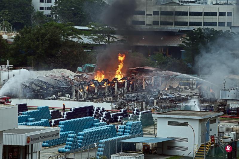 　失火现场旁边正是新加坡石油公司（SPC）的油厂和油站，设施内放置了数百个汽油桶，所幸火势没蔓延至该处。（陈勇智摄）