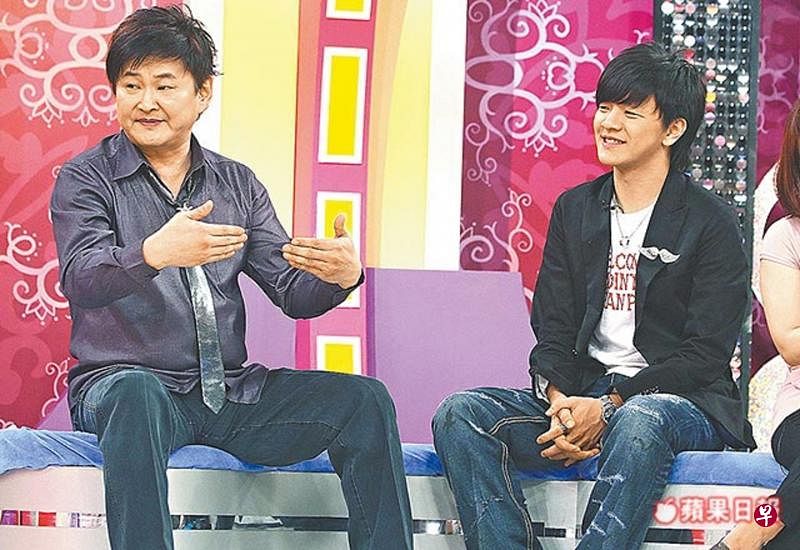 曾治豪2009年参加《超级星光大道》比赛时，贺一航（图左）替儿子站台。（互联网）