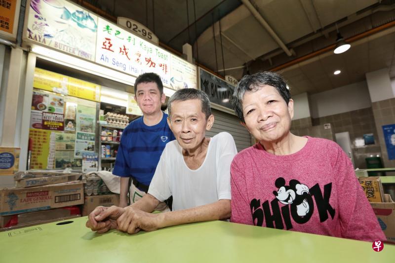 王禄生（中）跟太太方月兰和儿子王安煜每天起早摸黑为顾客准备传统烤面包与咖啡茶水。