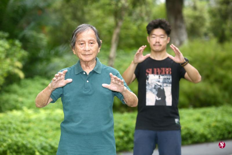王汉荣（右）陪父亲王炳成打太极。