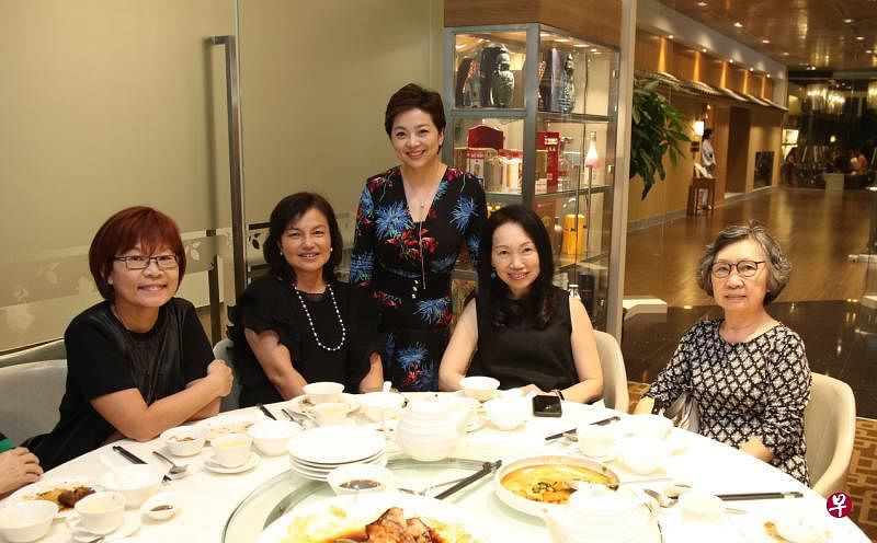 嬿青私房菜餐馆总监王嬿青（站立者）与读者俱乐部会员合影。（周国威摄）