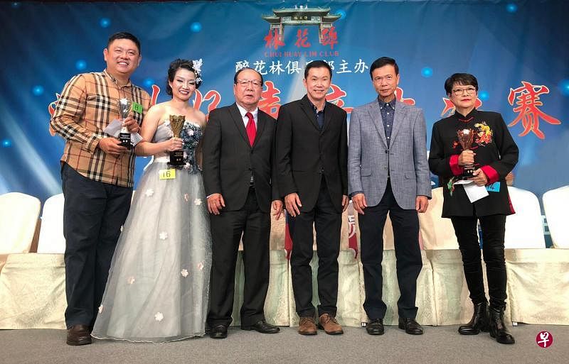 “2019年潮州好声音”前三名优胜者跟主宾与主办机构代表合影。左起为：林俊杰、林彩菱、醉花林第一副总理黄海庆、主宾林伟杰议员、醉花林总理张建安、陈淑珍。（受访者提供）