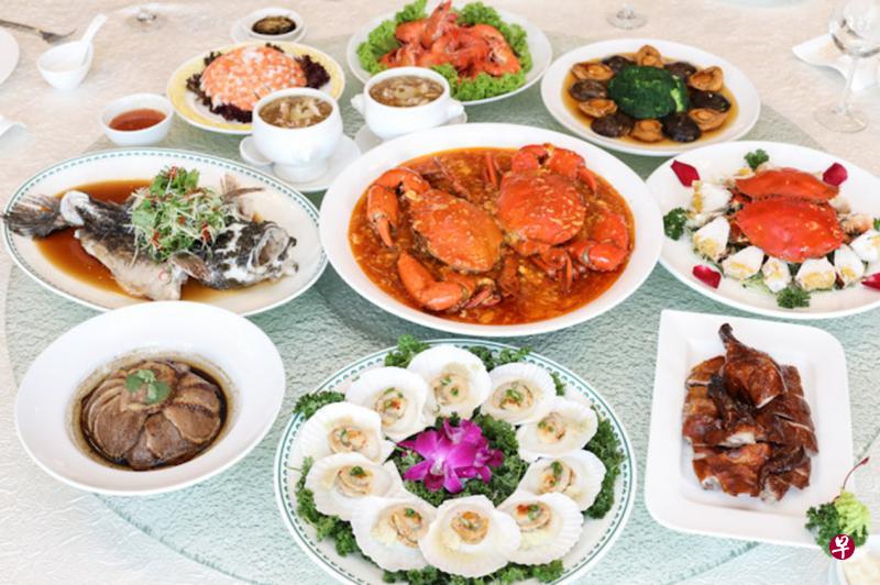 万兴酒楼的丰盛自助餐多达50道菜肴任点。（酒楼提供）