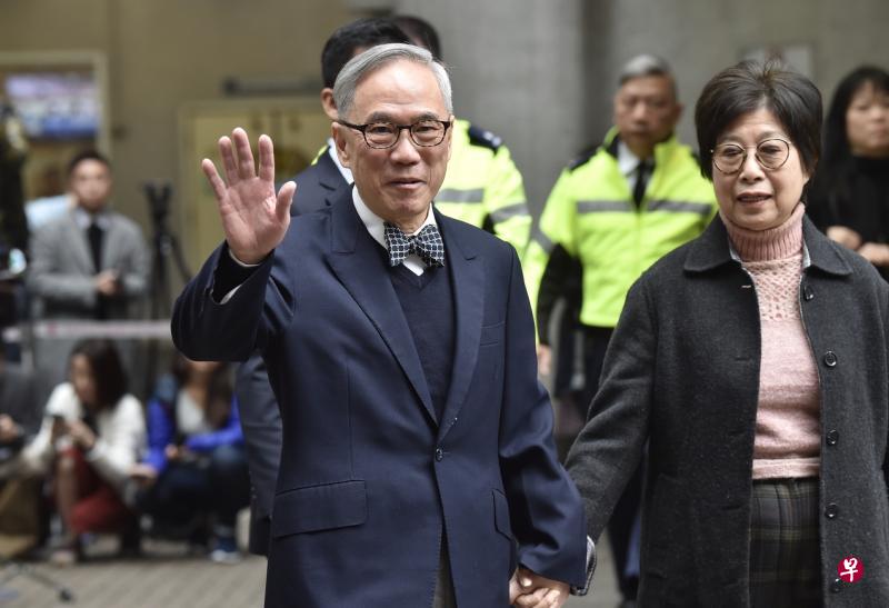 上诉得直后，正在欧洲外游的曾荫权昨天发表声明说，七年缠讼终于完结，他的内心满溢感恩。图为曾荫权（左）今年1月刑满出狱的档案照片。（中通社）