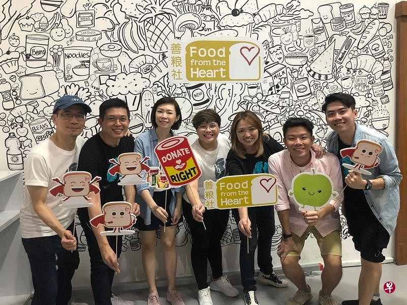 96.3好FM的DJ杰奇（左起）、国贤、丽仪和菁云（右三）昨天到访善粮社。（96.3好FM提供）